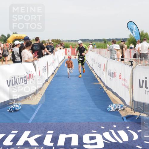 22.06.2025 - Viking Triathlon MichiJ http://msf.ph/oto/8123553 22.06.2025 15:14:31 Ziel 281 meine-sportfotos.de