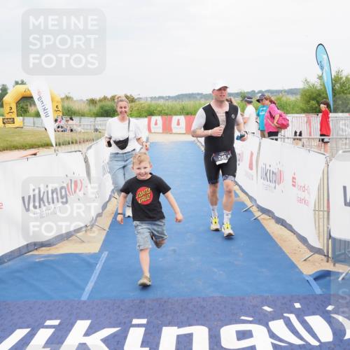 22.06.2025 - Viking Triathlon MichiJ http://msf.ph/oto/8123929 22.06.2025 17:09:47 Ziel 246, 493 meine-sportfotos.de