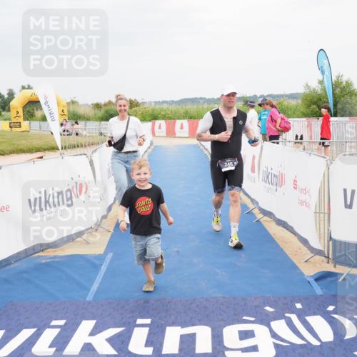 22.06.2025 - Viking Triathlon MichiJ http://msf.ph/oto/8123937 22.06.2025 17:09:47 Ziel 246, 493 meine-sportfotos.de