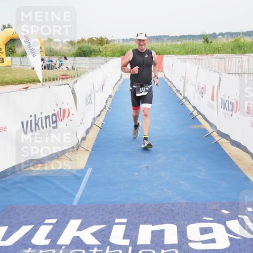 22.06.2025 - Viking Triathlon MichiJ http://msf.ph/oto/8124178 22.06.2025 17:18:03 Ziel 447 meine-sportfotos.de