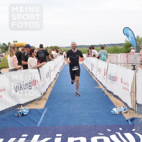 22.06.2025 - Viking Triathlon MichiJ http://msf.ph/oto/8124892 22.06.2025 15:19:29 Ziel 358 meine-sportfotos.de