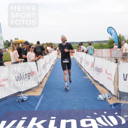 22.06.2025 - Viking Triathlon MichiJ http://msf.ph/oto/8124901 22.06.2025 15:19:29 Ziel 358 meine-sportfotos.de