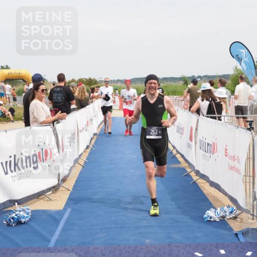 22.06.2025 - Viking Triathlon MichiJ http://msf.ph/oto/8126005 22.06.2025 15:17:12 Ziel 253, 657 meine-sportfotos.de