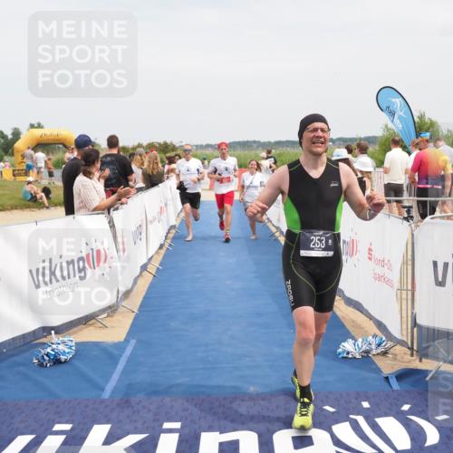 22.06.2025 - Viking Triathlon MichiJ http://msf.ph/oto/8126019 22.06.2025 15:17:12 Ziel 253, 657 meine-sportfotos.de