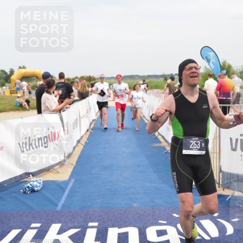 22.06.2025 - Viking Triathlon MichiJ http://msf.ph/oto/8126028 22.06.2025 15:17:12 Ziel 253, 657 meine-sportfotos.de