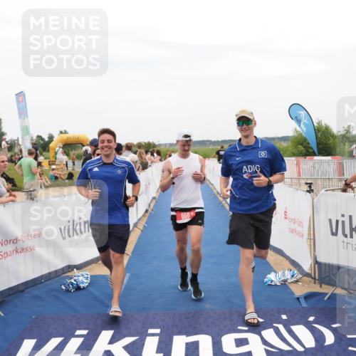 22.06.2025 - Viking Triathlon MichiJ http://msf.ph/oto/8126331 22.06.2025 15:22:57 Ziel 658 meine-sportfotos.de