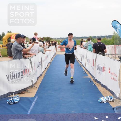 22.06.2025 - Viking Triathlon MichiJ http://msf.ph/oto/8127338 22.06.2025 15:24:37 Ziel 298 meine-sportfotos.de