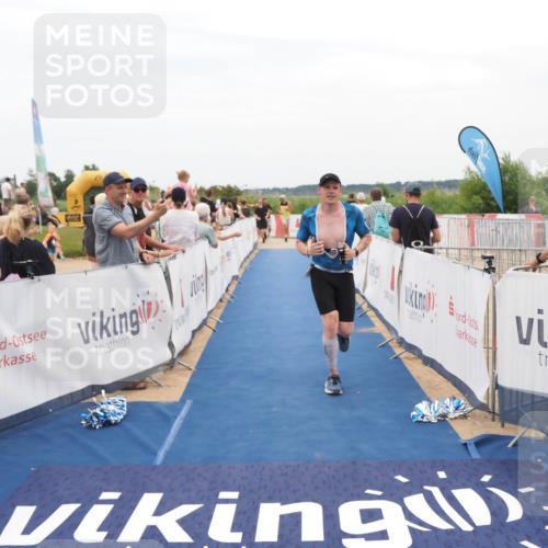 22.06.2025 - Viking Triathlon MichiJ http://msf.ph/oto/8127355 22.06.2025 15:24:38 Ziel 298 meine-sportfotos.de