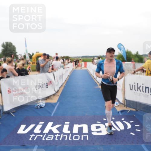 22.06.2025 - Viking Triathlon MichiJ http://msf.ph/oto/8127381 22.06.2025 15:24:38 Ziel 298 meine-sportfotos.de