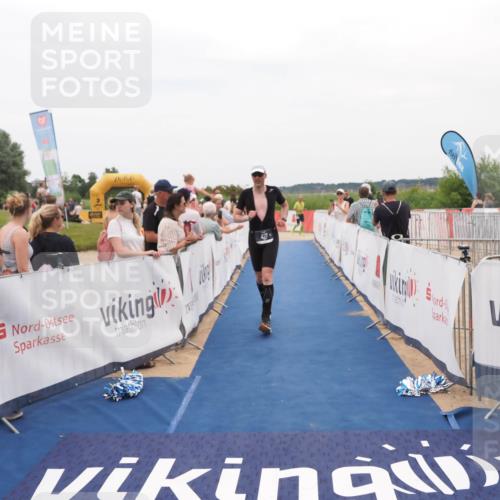22.06.2025 - Viking Triathlon MichiJ http://msf.ph/oto/8128008 22.06.2025 15:25:44 Ziel 427 meine-sportfotos.de