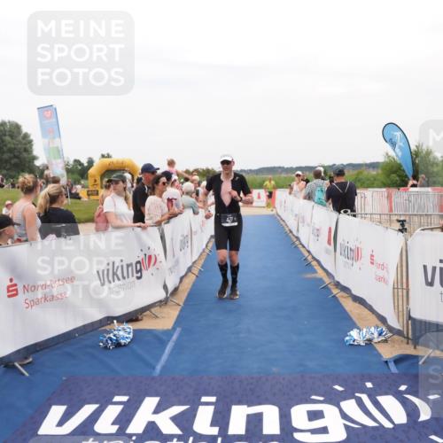 22.06.2025 - Viking Triathlon MichiJ http://msf.ph/oto/8128013 22.06.2025 15:25:44 Ziel 427 meine-sportfotos.de