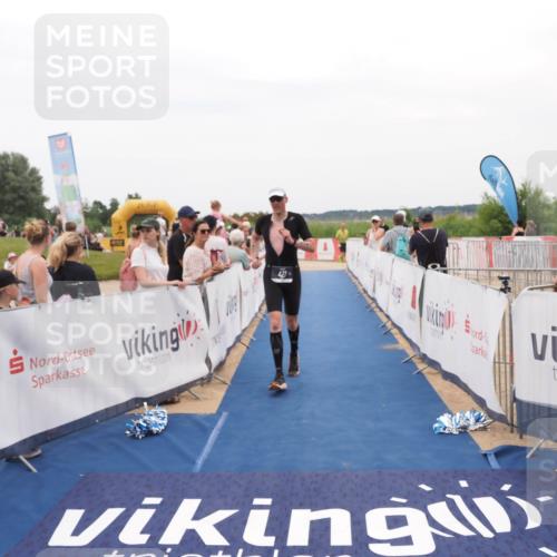 22.06.2025 - Viking Triathlon MichiJ http://msf.ph/oto/8128017 22.06.2025 15:25:44 Ziel 427 meine-sportfotos.de