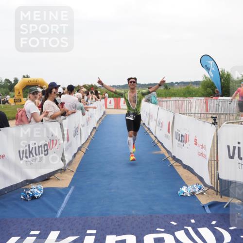 22.06.2025 - Viking Triathlon MichiJ http://msf.ph/oto/8128449 22.06.2025 15:26:45 Ziel 220 meine-sportfotos.de