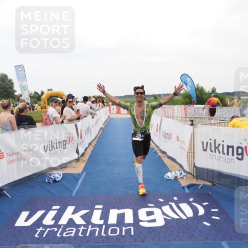 22.06.2025 - Viking Triathlon MichiJ http://msf.ph/oto/8128473 22.06.2025 15:26:46 Ziel 220 meine-sportfotos.de