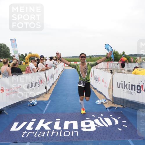 22.06.2025 - Viking Triathlon MichiJ http://msf.ph/oto/8128475 22.06.2025 15:26:46 Ziel 220 meine-sportfotos.de