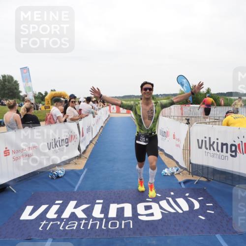 22.06.2025 - Viking Triathlon MichiJ http://msf.ph/oto/8128480 22.06.2025 15:26:46 Ziel 220 meine-sportfotos.de