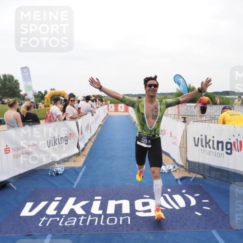 22.06.2025 - Viking Triathlon MichiJ http://msf.ph/oto/8128483 22.06.2025 15:26:46 Ziel 220 meine-sportfotos.de