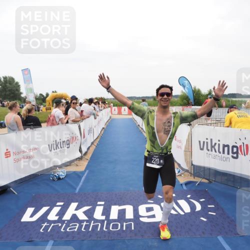 22.06.2025 - Viking Triathlon MichiJ http://msf.ph/oto/8128487 22.06.2025 15:26:47 Ziel 220 meine-sportfotos.de