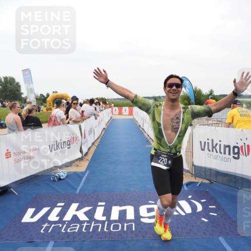 22.06.2025 - Viking Triathlon MichiJ http://msf.ph/oto/8128490 22.06.2025 15:26:47 Ziel 220 meine-sportfotos.de