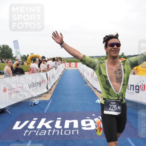 22.06.2025 - Viking Triathlon MichiJ http://msf.ph/oto/8128496 22.06.2025 15:26:47 Ziel 220 meine-sportfotos.de