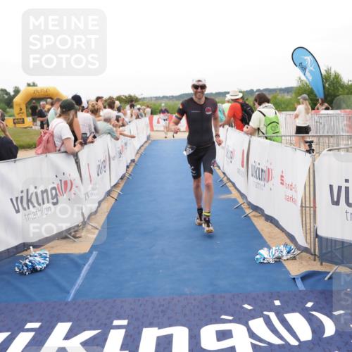 22.06.2025 - Viking Triathlon MichiJ http://msf.ph/oto/8130105 22.06.2025 15:30:06 Ziel 433 meine-sportfotos.de