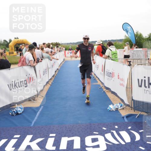 22.06.2025 - Viking Triathlon MichiJ http://msf.ph/oto/8130108 22.06.2025 15:30:06 Ziel 433 meine-sportfotos.de