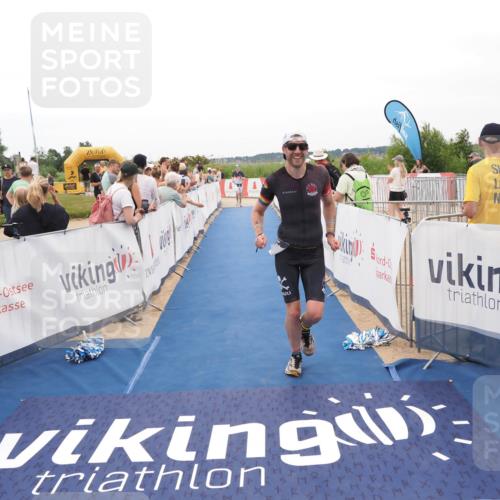22.06.2025 - Viking Triathlon MichiJ http://msf.ph/oto/8130115 22.06.2025 15:30:06 Ziel 433 meine-sportfotos.de