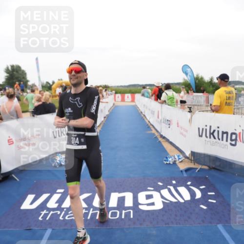 22.06.2025 - Viking Triathlon MichiJ http://msf.ph/oto/8130365 22.06.2025 15:30:35 Ziel 314 meine-sportfotos.de