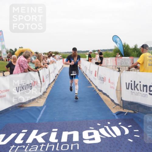 22.06.2025 - Viking Triathlon MichiJ http://msf.ph/oto/8131725 22.06.2025 15:40:49 Ziel 437 meine-sportfotos.de