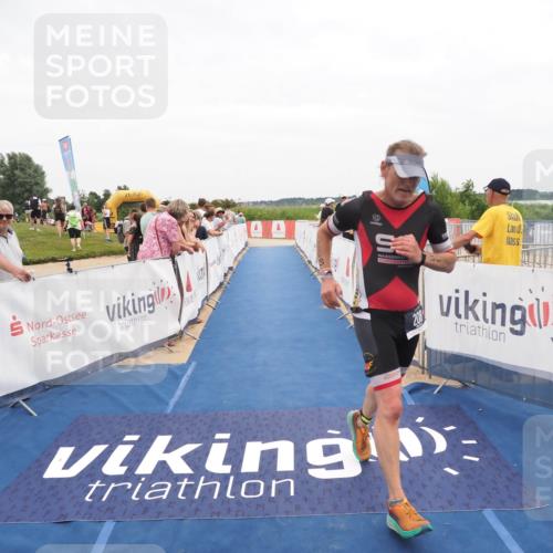 22.06.2025 - Viking Triathlon MichiJ http://msf.ph/oto/8131766 22.06.2025 15:41:23 Ziel 208 meine-sportfotos.de
