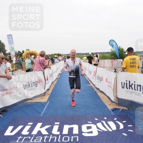 22.06.2025 - Viking Triathlon MichiJ http://msf.ph/oto/8132004 22.06.2025 15:42:49 Ziel 421 meine-sportfotos.de