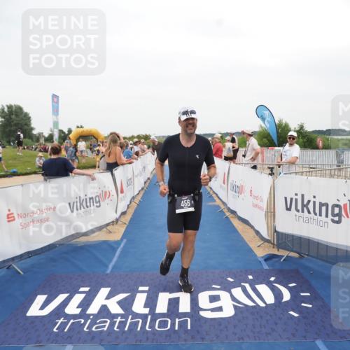 22.06.2025 - Viking Triathlon MichiJ http://msf.ph/oto/8132593 22.06.2025 15:46:48 Ziel 335, 456 meine-sportfotos.de