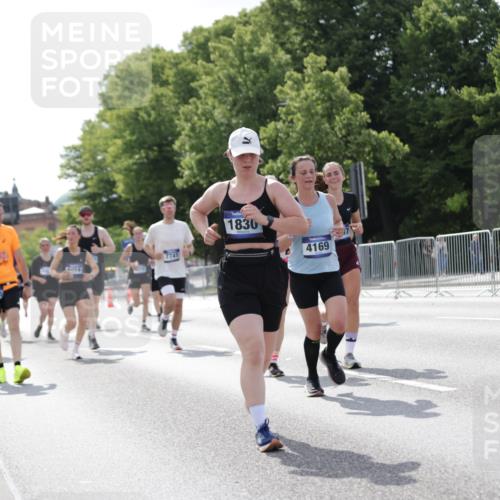 29.06.2025 - hella hamburg halbmarathon Jannik Wohlers http://msf.ph/oto/8140362 29.06.2025 10:05:32 Lombardsbrücke 1229, 1448, 1830, 1842, 2471, 2540, 3062, 4169, 5762, 6014, 7741, 8051, 8316, 8894, 8909, 9477, 13042, 13054, 14987, 15766, 15772, 16441, 16687, 17885, 18768, 18857, 18973 meine-sportfotos.de