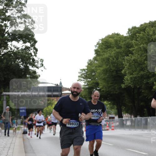 29.06.2025 - hella hamburg halbmarathon Jannik Wohlers http://msf.ph/oto/8140915 29.06.2025 10:06:19 Lombardsbrücke 1993, 5807, 5951, 6572, 6664, 8290, 8960, 10736, 10886, 12371, 13475, 14607, 15377, 16692, 16933, 17059, 17174, 18343, 18381, 18652, 18828 meine-sportfotos.de
