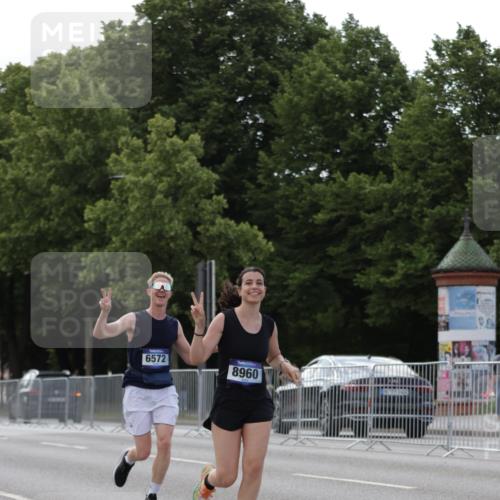 29.06.2025 - hella hamburg halbmarathon Jannik Wohlers http://msf.ph/oto/8140993 29.06.2025 10:06:25 Lombardsbrücke 1993, 5807, 5845, 5951, 6572, 8290, 8960, 10283, 12418, 14607, 15377, 16554, 16692, 16933, 17174, 18343, 18381, 18828 meine-sportfotos.de