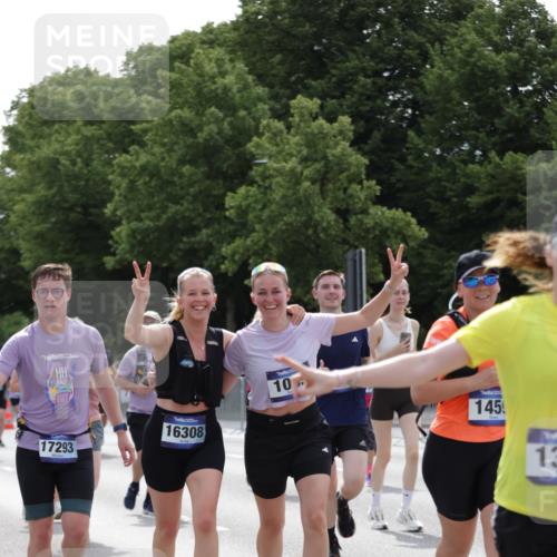 29.06.2025 - hella hamburg halbmarathon Jannik Wohlers http://msf.ph/oto/8141194 29.06.2025 10:43:34 Lombardsbrücke 1026, 1095, 1306, 1459, 1802, 1804, 2073, 2186, 2692, 2733, 3288, 3596, 3597, 4627, 4636, 4898, 5001, 5127, 5293, 5890, 5902, 5905, 6036, 6334, 6895, 7326, 7489, 8058, 8591, 8870, 8957, 9073, 9704, 9879, 10285, 10553, 12520, 12792, 13371, 13777, 13809, 13973, 14474, 14544, 15285, 15294, 15448, 15675, 15719, 16298, 16308, 16862, 17293, 18080, 18318 meine-sportfotos.de