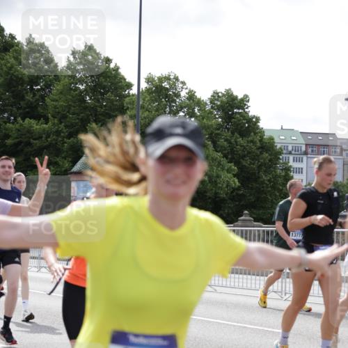 29.06.2025 - hella hamburg halbmarathon Jannik Wohlers http://msf.ph/oto/8141247 29.06.2025 10:43:35 Lombardsbrücke 1026, 1095, 1306, 1459, 1802, 1804, 2073, 2186, 2692, 3288, 3596, 3597, 4627, 4636, 4898, 5001, 5127, 5293, 5890, 5902, 5905, 6036, 6334, 6895, 7326, 7610, 8058, 8591, 8870, 8957, 9073, 9704, 9879, 10285, 10553, 12520, 12792, 13371, 13777, 13809, 13973, 14474, 14544, 14842, 15285, 15294, 15675, 15719, 16298, 16308, 16862, 17293, 18080 meine-sportfotos.de