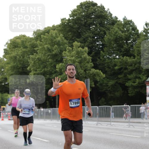 29.06.2025 - hella hamburg halbmarathon Jannik Wohlers http://msf.ph/oto/8141348 29.06.2025 10:06:38 Lombardsbrücke 1993, 4262, 5845, 6572, 6833, 7503, 8744, 8960, 10283, 12418, 12550, 16554, 17174, 17895, 18316, 18343 meine-sportfotos.de