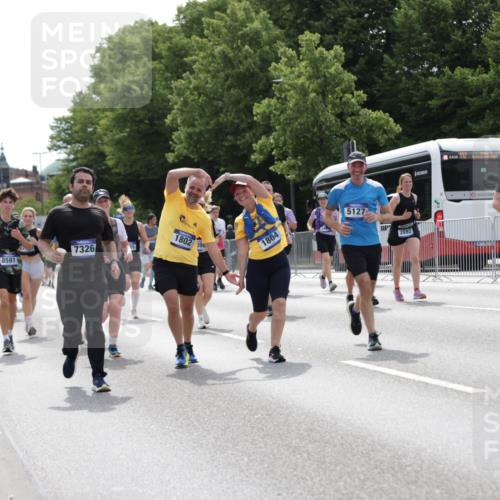 29.06.2025 - hella hamburg halbmarathon Jannik Wohlers http://msf.ph/oto/8141369 29.06.2025 10:43:41 Lombardsbrücke 1026, 1095, 1306, 1459, 1802, 1804, 2073, 2186, 2692, 3065, 3596, 4627, 4636, 4898, 5001, 5127, 5730, 5731, 5902, 5905, 6895, 7326, 7610, 7818, 8591, 8763, 8870, 8957, 9073, 9879, 11955, 12445, 12520, 13629, 13809, 13973, 13987, 14031, 14474, 14544, 14842, 14874, 15675, 15719, 16244, 16308, 16862, 17293, 17582 meine-sportfotos.de