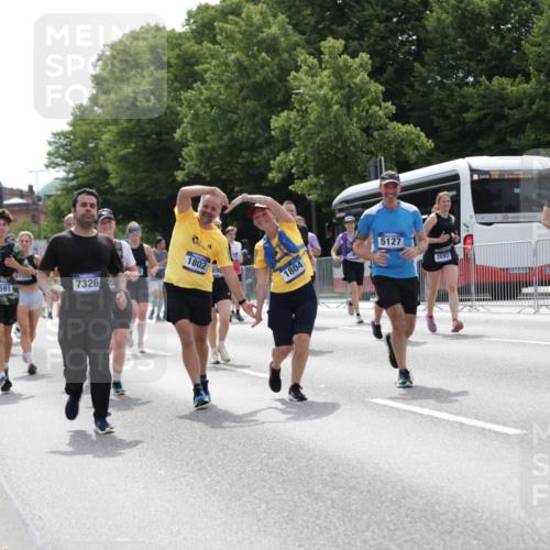 29.06.2025 - hella hamburg halbmarathon Jannik Wohlers http://msf.ph/oto/8141373 29.06.2025 10:43:41 Lombardsbrücke 1026, 1095, 1306, 1459, 1802, 1804, 2073, 2186, 2692, 3065, 3596, 4627, 4636, 4898, 5001, 5127, 5730, 5731, 5902, 5905, 6895, 7326, 7610, 7818, 8591, 8763, 8870, 8957, 9073, 9879, 11955, 12445, 12520, 13629, 13809, 13973, 13987, 14031, 14474, 14544, 14842, 14874, 15675, 15719, 16244, 16308, 16862, 17293, 17582 meine-sportfotos.de