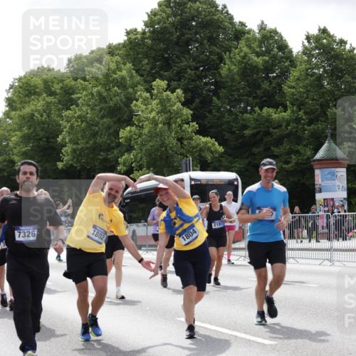 29.06.2025 - hella hamburg halbmarathon Jannik Wohlers http://msf.ph/oto/8141397 29.06.2025 10:43:42 Lombardsbrücke 1026, 1095, 1306, 1459, 1802, 1804, 2186, 2692, 3065, 3596, 4627, 4636, 4898, 5001, 5127, 5730, 5731, 5902, 5905, 6895, 7326, 7610, 7818, 8591, 8763, 8870, 8957, 9073, 9879, 11955, 12445, 12520, 13629, 13809, 13973, 13987, 14031, 14474, 14544, 14842, 14874, 15675, 15719, 16244, 16308, 16862, 17293, 17582 meine-sportfotos.de