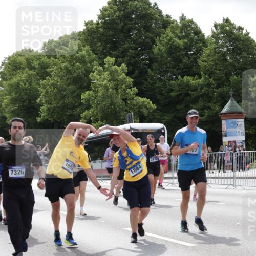 29.06.2025 - hella hamburg halbmarathon Jannik Wohlers http://msf.ph/oto/8141403 29.06.2025 10:43:42 Lombardsbrücke 1026, 1095, 1306, 1459, 1802, 1804, 2186, 2692, 3065, 3596, 4627, 4636, 4898, 5001, 5127, 5730, 5731, 5902, 5905, 6895, 7326, 7610, 7818, 8591, 8763, 8870, 8957, 9073, 9879, 11955, 12445, 12520, 13629, 13809, 13973, 13987, 14031, 14474, 14544, 14842, 14874, 15675, 15719, 16244, 16308, 16862, 17293, 17582 meine-sportfotos.de