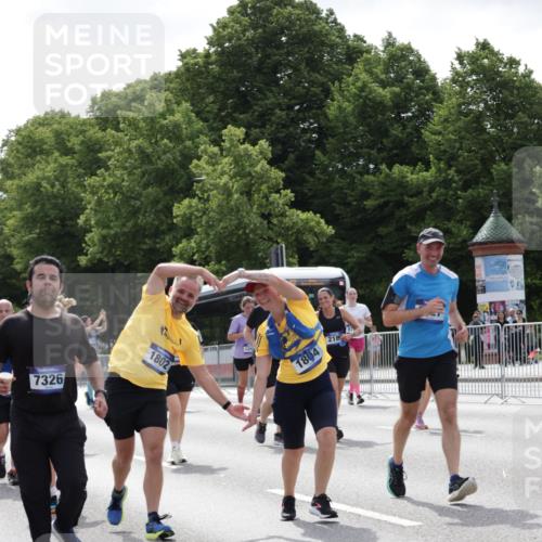 29.06.2025 - hella hamburg halbmarathon Jannik Wohlers http://msf.ph/oto/8141411 29.06.2025 10:43:42 Lombardsbrücke 1026, 1095, 1306, 1459, 1802, 1804, 2186, 2692, 3065, 3596, 4627, 4636, 4898, 5001, 5127, 5730, 5731, 5902, 5905, 6895, 7326, 7610, 7818, 8591, 8763, 8870, 8957, 9073, 9879, 11955, 12445, 12520, 13629, 13809, 13973, 13987, 14031, 14474, 14544, 14842, 14874, 15675, 15719, 16244, 16308, 16862, 17293, 17582 meine-sportfotos.de