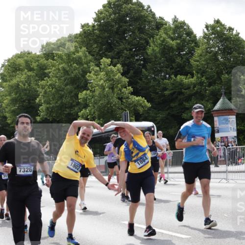 29.06.2025 - hella hamburg halbmarathon Jannik Wohlers http://msf.ph/oto/8141418 29.06.2025 10:43:42 Lombardsbrücke 1026, 1095, 1306, 1459, 1802, 1804, 2186, 2692, 3065, 3596, 4627, 4636, 4898, 5001, 5127, 5730, 5731, 5902, 5905, 6895, 7326, 7610, 7818, 8591, 8763, 8870, 8957, 9073, 9879, 11955, 12445, 12520, 13629, 13809, 13973, 13987, 14031, 14474, 14544, 14842, 14874, 15675, 15719, 16244, 16308, 16862, 17293, 17582 meine-sportfotos.de