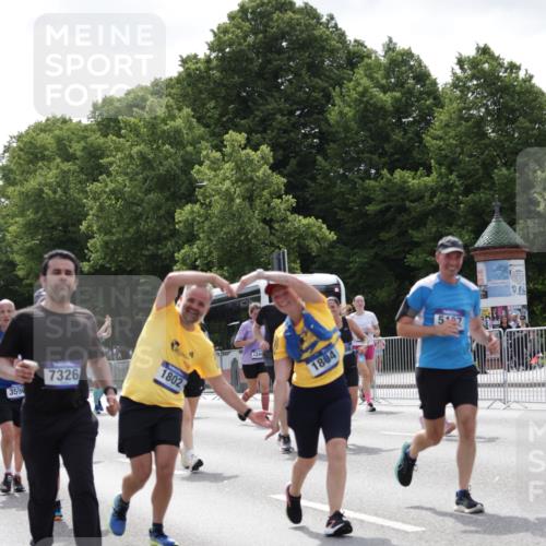 29.06.2025 - hella hamburg halbmarathon Jannik Wohlers http://msf.ph/oto/8141425 29.06.2025 10:43:42 Lombardsbrücke 1026, 1095, 1306, 1459, 1802, 1804, 2186, 2692, 3065, 3596, 4627, 4636, 4898, 5001, 5127, 5730, 5731, 5902, 5905, 6895, 7326, 7610, 7818, 8591, 8763, 8870, 8957, 9073, 9879, 11955, 12445, 12520, 13629, 13809, 13973, 13987, 14031, 14474, 14544, 14842, 14874, 15675, 15719, 16244, 16308, 16862, 17293, 17582 meine-sportfotos.de