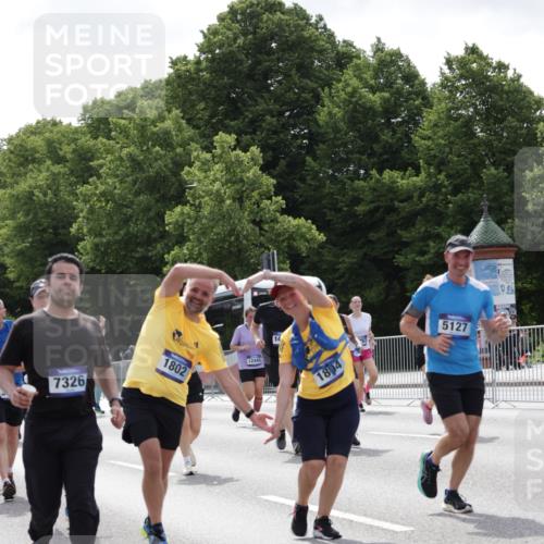 29.06.2025 - hella hamburg halbmarathon Jannik Wohlers http://msf.ph/oto/8141438 29.06.2025 10:43:42 Lombardsbrücke 1026, 1095, 1306, 1459, 1802, 1804, 2186, 2692, 3065, 3596, 4627, 4636, 4898, 5001, 5127, 5730, 5731, 5902, 5905, 6895, 7326, 7610, 7818, 8591, 8763, 8870, 8957, 9073, 9879, 11955, 12445, 12520, 13629, 13809, 13973, 13987, 14031, 14474, 14544, 14842, 14874, 15675, 15719, 16244, 16308, 16862, 17293, 17582 meine-sportfotos.de