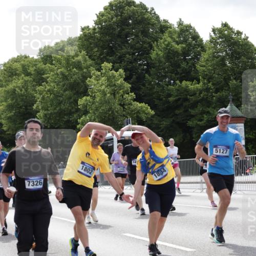 29.06.2025 - hella hamburg halbmarathon Jannik Wohlers http://msf.ph/oto/8141445 29.06.2025 10:43:42 Lombardsbrücke 1026, 1095, 1306, 1459, 1802, 1804, 2186, 2692, 3065, 3596, 4627, 4636, 4898, 5001, 5127, 5730, 5731, 5902, 5905, 6895, 7326, 7610, 7818, 8591, 8763, 8870, 8957, 9073, 9879, 11955, 12445, 12520, 13629, 13809, 13973, 13987, 14031, 14474, 14544, 14842, 14874, 15675, 15719, 16244, 16308, 16862, 17293, 17582 meine-sportfotos.de