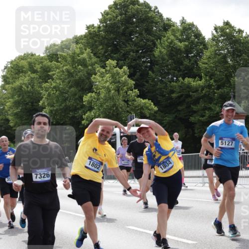 29.06.2025 - hella hamburg halbmarathon Jannik Wohlers http://msf.ph/oto/8141451 29.06.2025 10:43:42 Lombardsbrücke 1026, 1095, 1306, 1459, 1802, 1804, 2186, 2692, 3065, 3596, 4627, 4636, 4898, 5001, 5127, 5730, 5731, 5902, 5905, 6895, 7326, 7610, 7818, 8591, 8763, 8870, 8957, 9073, 9879, 11955, 12445, 12520, 13629, 13809, 13973, 13987, 14031, 14474, 14544, 14842, 14874, 15675, 15719, 16244, 16308, 16862, 17293, 17582 meine-sportfotos.de