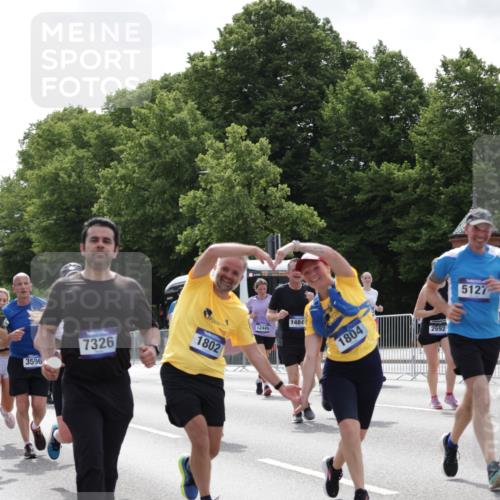 29.06.2025 - hella hamburg halbmarathon Jannik Wohlers http://msf.ph/oto/8141457 29.06.2025 10:43:42 Lombardsbrücke 1026, 1095, 1306, 1459, 1802, 1804, 2186, 2692, 3065, 3596, 4627, 4636, 4898, 5001, 5127, 5730, 5731, 5902, 5905, 6895, 7326, 7610, 7818, 8591, 8763, 8870, 8957, 9073, 9879, 11955, 12445, 12520, 13629, 13809, 13973, 13987, 14031, 14474, 14544, 14842, 14874, 15675, 15719, 16244, 16308, 16862, 17293, 17582 meine-sportfotos.de