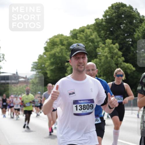 29.06.2025 - hella hamburg halbmarathon Jannik Wohlers http://msf.ph/oto/8141558 29.06.2025 10:43:46 Lombardsbrücke 1519, 1802, 1804, 2186, 2692, 3065, 3596, 4636, 4898, 5001, 5127, 5730, 5731, 5902, 5905, 7326, 7610, 7818, 7842, 8272, 8591, 8763, 8957, 9073, 9510, 9879, 10223, 11955, 12256, 12445, 12803, 12995, 13629, 13809, 13832, 13973, 13987, 14031, 14474, 14842, 14874, 15675, 16244, 17582, 17844 meine-sportfotos.de